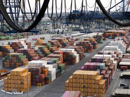 حاويات الشحن مكدسة في محطة حاويات يوسن في ميناء لوس أنجلوس، الولايات المتحدة  - المصدر: بلومبرغ