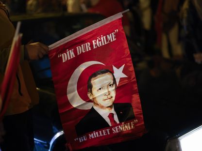 صورة أردوغان على راية يحملها أحد مؤيديه، 14 مايو 2023، إسطنبول، تركيا - المصدر: غيتي إيمجز