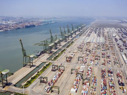 حاويات الشحن والرافعات في ميناء تيانجين، الصين - المصدر: بلومبرغ