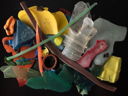 تشير التقديرات إلى أن حوالي 8 ملايين طن متري من البلاستيك تجد طريقها إلى محيطات العالم سنوياً. - المصدر: صور غيتي.