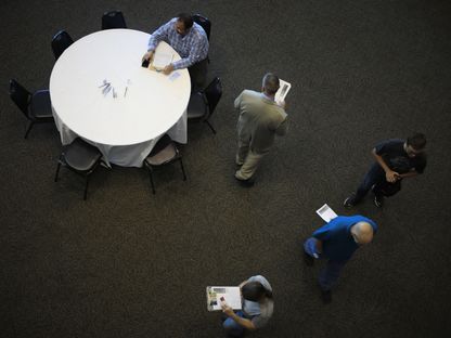 متقدمون للوظائف في معرض للتوظيف في لويزفيل، كنتاكي، الولايات المتحدة  - المصدر: بلومبرغ