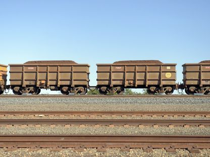 قطار شحن يحمل الحديد الخام يتحرك عبر مسار قرب ساحة سكك حديدية تابعة لشركة \"ريو تينتو غروب\" في كاراثا بولاية أستراليا الغربية في أستراليا  - المصدر: بلومبرغ