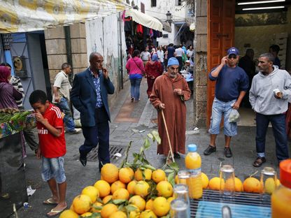 بائعون ومتسوقون في إحدى الأسواق الشعبية في الرباط - المصدر: رويترز