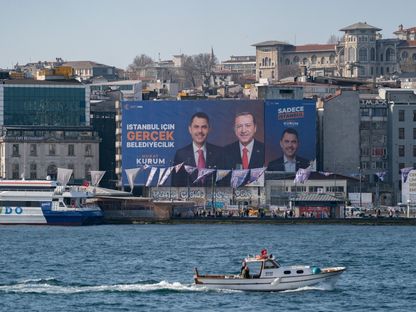 لوحة إعلانية كبيرة للرئيس التركي أردوغان ومراد كوروم في إسطنبول بتاريخ 29 مارس 2024 - المصدر: بلومبرغ