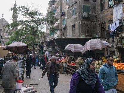 مواطنون يتسوقون في سوق المواد الغذائية في منطقة الخليفة في القاهرة، مصر - المصدر: بلومبرغ