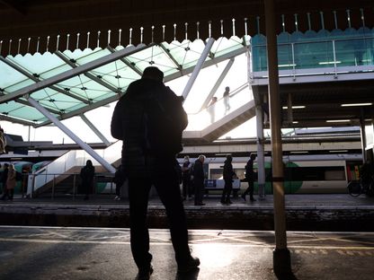 ينتظر الركاب قطارًا على رصيف في محطة سكة حديد كلافام جانكشن في لندن ، المملكة المتحدة. - المصدر: بلومبرغ