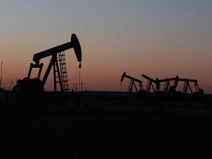 مضخات النفط تعمل  في حقل النفط بحوض برميان في ميدلاند، تكساس - المصدر: غيتي إيمجز
