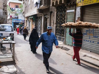 عامل يحمل لوحاً عليه خبز طازج في أحد أحياء العاصمة المصرية، القاهرة، يوم 7 يناير 2023 - المصدر: بلومبرغ