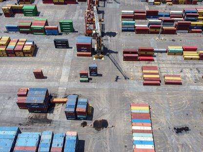 حاويات الشحن في ميناء إزمير التجاري، المعروف أيضاً باسم ميناء ألسانجاك، في إزمير، تركيا - المصدر: بلومبرغ