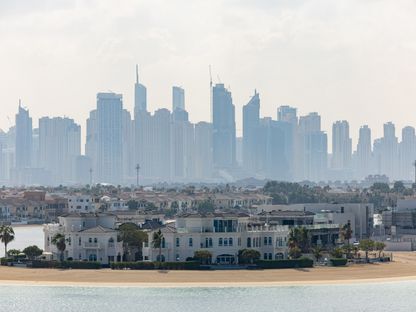 فلل فاخرة على الواجهة البحرية لجزيرة \"نخلة جميرا\" في دبي ، الإمارات  - المصدر: بلومبرغ