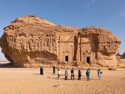 سياح يزورون موقعاً أثرياً في مدينة العلا شمال غرب المملكة العربية السعودية - المصدر: بلومبرغ