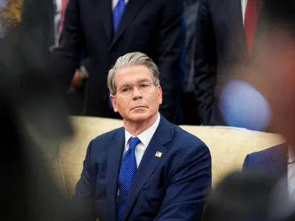 وزير الخزانة الأميركي سكوت بيسينت خلال اجتماع بين الرئيس دونالد ترمب ورئيس الفلبين فرديناند ماركوس الابن، في المكتب البيضاوي بالبيت الأبيض في واشنطن العاصمة، الولايات المتحدة، في 22 يوليو 2025 - رويترز