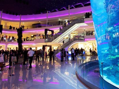 صورة غير مؤرخة لمتسوقين داخل \"مول المغرب\" (Morocco Mall) بمدينة الدار البيضاء - المصدر: بلومبرغ