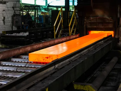 قطعة نحاس تمر داخل فرن للصهر - بلومبرغ