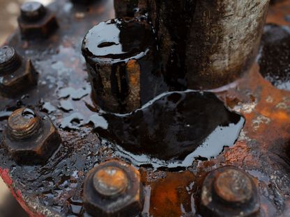 رافعة لضخ النفط تعالج الخام في حقل بالقرب من ألميتيفسك، روسيا - المصدر: بلومبرغ