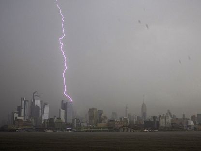 صورة لبرق في السماء  - الشرق/بلومبرغ