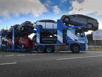 ناقلة سيارات تغادر مصنع \"فوكسهول\" في ميناء \"إليسمير\"، المملكة المتحدة - المصدر: بلومبرغ