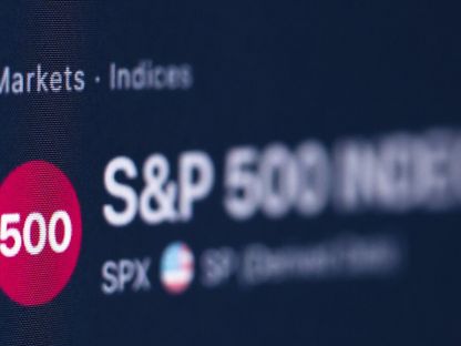 شعار مؤشر \"ستاندرد أند بورز 500 الأميركي على شاشة جهاز كمبيوتر في أحد المكاتب  - المصدر: بلومبرغ