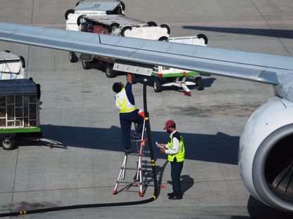 عمال يزودون بالوقود طائرة لـ \"غارودا إندونيسيا\" في مطار سوكارنو هاتا الدولي بجاكرتا، إندونيسيا - المصدر: بلومبرغ