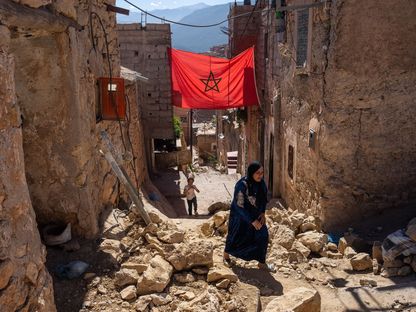 مغربية وسط ركام المنازل المنهارة، نواحي مدينة مراكش، المغرب - المصدر: غيتي إيمجز