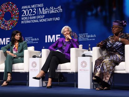 غيتا غوبيناث، نائب أول مدير صندوق النقد الدولي (يسار الصورة)، وكريستين لاغارد رئيسة البنك المركزي الأوروبي (في الوسط)، ونغوزي أوكونجو -إيويلا، المديرة العامة لمنظمة التجارة العالمية، خلال جلسة نقاشية ضمن الاجتماعات السنوية لصندوق النقد الدولي التي عٌقدت في مراكش بالمغرب يوم 13 أكتوبر الجاري - المصدر: بلومبرغ
