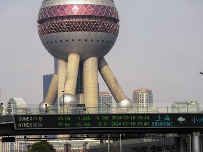 شريط إلكتروني يعرض بيانات الأسهم في منطقة لوجياتسوي المالية في بودونغ، شنغهاي، الصين - المصدر: بلومبرغ