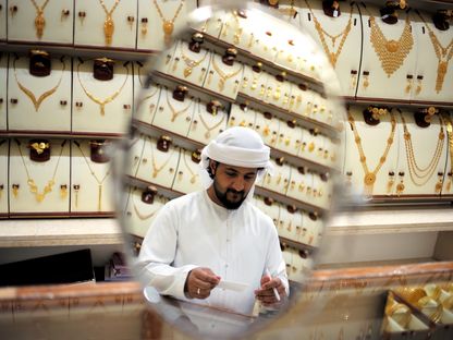 بائع في أحد محلات الذهب والمجوهرات في أبوظبي - المصدر: رويترز