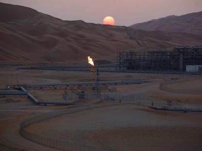 إحدى منشآت \"أرامكو\" لمعالجة النفط في حقل الشيبة في صحراء الربع الخالي، المملكة العربية السعودية - المصدر: بلومبرغ