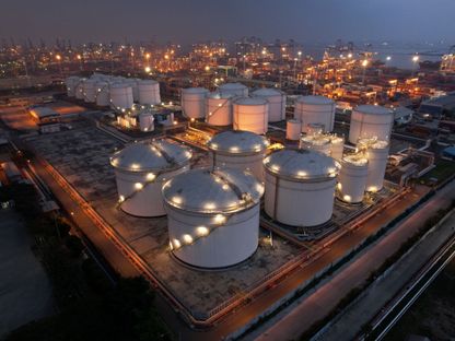 صهاريج تخزين النفط في مستودع \"بي تي بيرتامينا\" في بلومبانغ، جاكرتا، إندونيسيا - المصدر: بلومبرغ