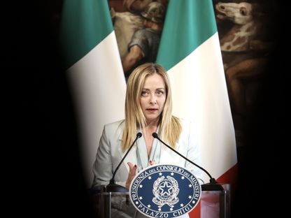 جورجا ميلوني، رئيسة الوزراء الإيطالية، تتحدث خلال مؤتمر صحفي مشترك عقب اجتماعها مع أولاف شولتس، المستشار الألماني، بقصر تشيغي في روما، إيطاليا، يوم الخميس 8 يونيو 2023 - المصدر: بلومبرغ