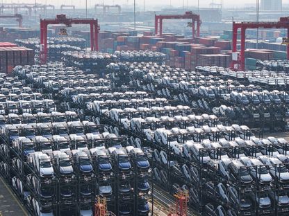 سيارات \"بي واي دي\" الكهربائية في محطة حاويات دولية بميناء تاي كانغ في مدينة سوجو الصينية - المصدر: أ.ف.ب/غيتي إيمجز