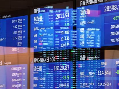 لوحات إلكترونية تعرض أسعار الأوراق المالية في بورصة طوكيو - المصدر: بلومبرغ