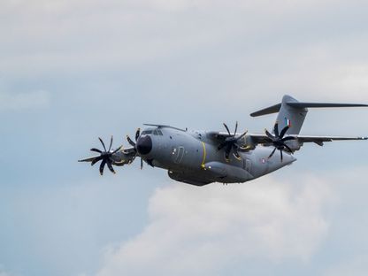 An Airbus A400M Atlas military transport aircraft during a flight demonstration at the Paris Air Show in Le Bourget, Paris, France, on Tuesday, June 20, 2023 - المصدر: بلومبرغ