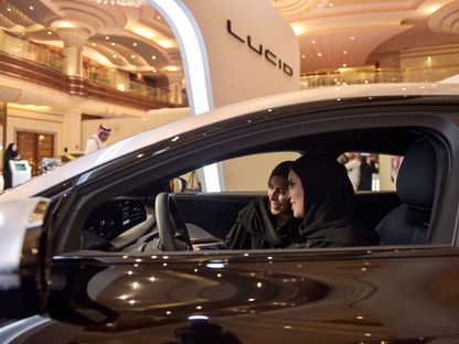 سيدتان سعوديتان تتفحصان سيارة لوسيد الكهربائية - المصدر: غيتي إيمجز