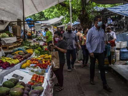 متسوقون يجوبون سوقاً للخضار في في حي إيبانيما ريو دي جانيرو. البرازيل - المصدر: بلومبرغ