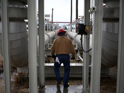 عامل يتفقد خطوط أنابيب النفط في منشأة \"بريان ماوند\" لتخزين الاحتياطي البترولي الاستراتيجي الأميركي في فريبورت، تكساس،الولايات المتحدة - المصدر: بلومبرغ