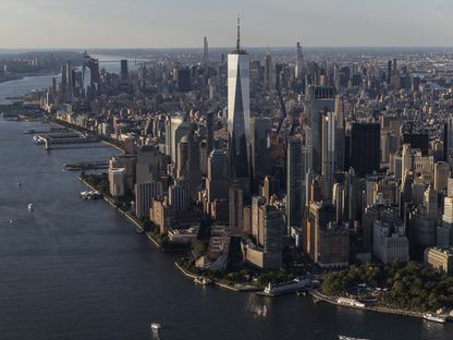 مركز التجارة العالمي 1، إلي الوسط، في منطقة وسط مانهاتن في نيويورك في الولايات المتحدة - المصدر: بلومبرغ