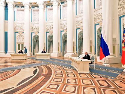 الرئيس الروسي فلاديمير بوتين (إلى اليمين) يحضر مراسم التوقيع على الوثائق، بما في ذلك مرسوم يعترف بمنطقتين انفصاليتين تدعمهما روسيا في شرق أوكرانيا على أنهما مستقلتان، مع زعماء الجمهوريتين اللتين نصبتا نفسيهما ليونيد باشنيك (يسار) ودينيس بوشيلين (وسط) خلال حفل أقيم في الكرملين في موسكو في 21 فبراير 2022.  - المصدر: غيتي إيمجز