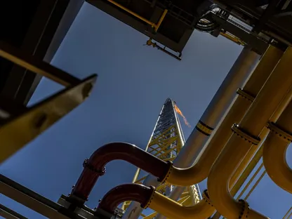 أنابيب مياه وغاز ونفط ومشعلة غاز - بلومبرغ