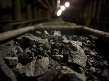 صخور تحتوي على اليورانيوم الخام محمّلة في عربات على سكك الحديد - المصدر: غيتي إيمجز