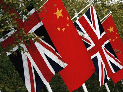 علما الصين وبريطانيا في لندن. 7 نوفمبر 2005 - المصدر: بلومبرغ