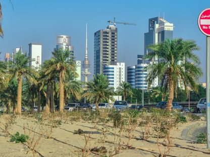 مبان مكتبية في الكويت ويظهر في الوسط \"برج التحرير\" فيما يعتلي شعار مجموعة \"الخرافي\" أحد الأبراج. الكويت - المصدر: بلومبرغ