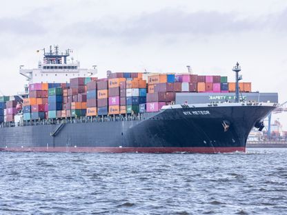 سفينة الحاويات \"إن واي كي ميتيور\" في ميناء هامبورغ، ألمانيا - المصدر: بلومبرغ