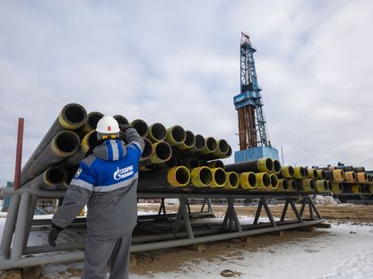 عامل يفحص خطوط الحفر بمنصة الغاز في حقل \"شاياندينسكوي\" للنفط والغاز التابع لشركة \"غازبروم\" في منطقة لينسك بجمهورية ساخا، روسيا - المصدر: بلومبرغ