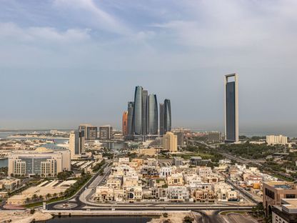 المقر الرئيسي لشركة \"أدنوك\" وأبراج الاتحاد وسط العقارات السكنية والتجارية في أبوظبي، الإمارات العربية المتحدة - المصدر: بلومبرغ