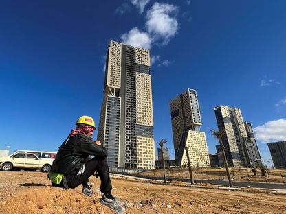 عامل يأخذ قسطاً من الراحة بالقرب من مباني حديثة التشييد في العاصمة الإدارية الجديدة شرق القاهرة. مصر. في 15 يناير 2023 - المصدر: رويترز