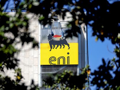 شعار \"إيني\" على مبنى مقر الشركة الرئيسي في روما، إيطاليا. - المصدر: بلومبرغ