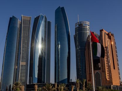 أبراج مكتبية وفندق باب القصر (يمين) في العاصمة الإماراتية أبوظبي - المصدر: بلومبرغ