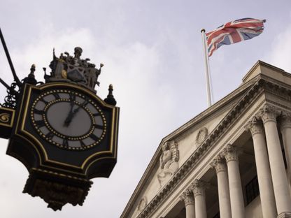 علم الاتحاد البريطاني فوق بنك إنجلترا في مدينة لندن ، المملكة المتحدة ، يوم الاثنين 17 أكتوبر 2022. - المصدر: بلومبرغ