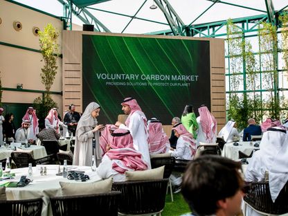 حاضرون قبل مزاد لشركة \"سوق الكربون الطوعي الإقليمية\" خلال مؤتمر \"مبادرة مستقبل الاستثمار\" في الرياض، السعودية، يوم الثلاثاء 25 أكتوبر 2022 - المصدر: بلومبرغ